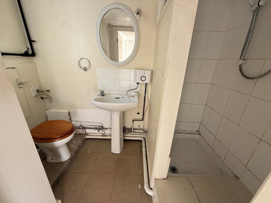 Lot: 86 - PAIR OF SHOPS AND TWO FLATS FOR REFURBISHMENT - Shower room with W.C.